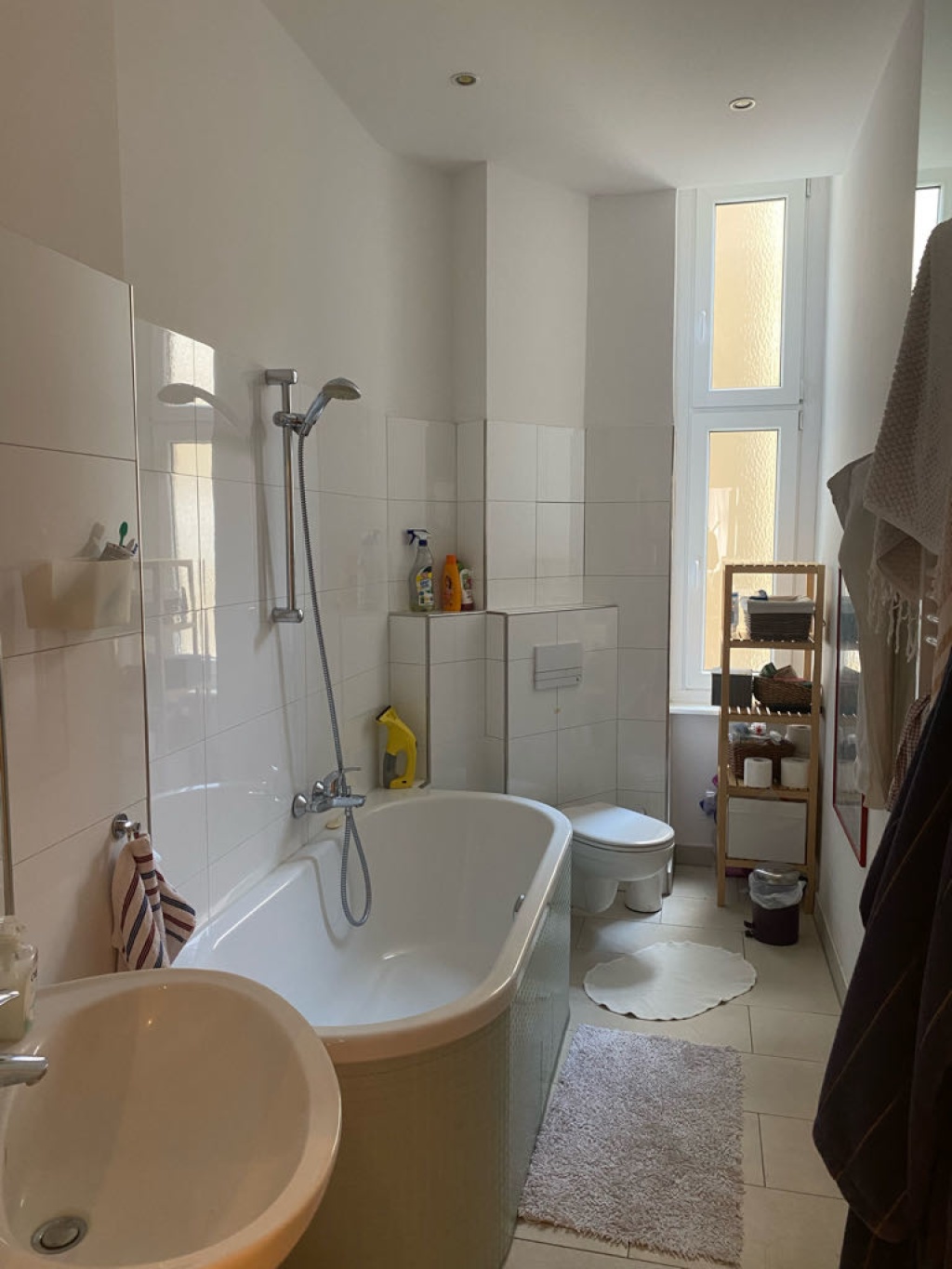 Flatshare Charlottenburg-Wilmersdorf Holsteinische Straße - modernes Tageslichtbad mit Doppel Badewanne