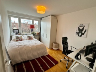 Zimmer verfügbar in geräumigen 2-Personen-50m2Ferienwohnung in West Schwabing