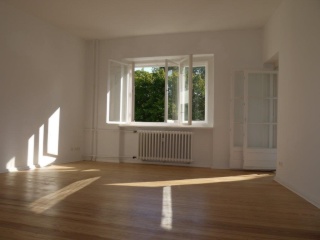 Anzeigenbild: Altbauzimmer mit Balkon im Grünen, unbefristet, mit Anmeldung