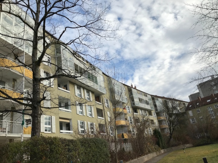 Imagen del anuncio: Pareja joven ( ingeniero de BMW) buscando apartamento de 4 habitaciones a largo plazo