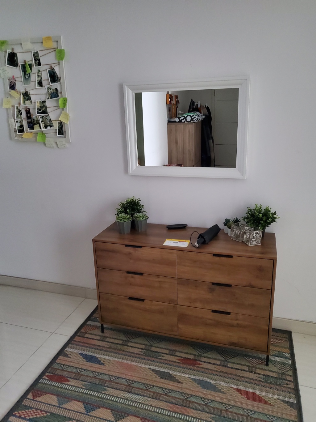 WG-Zimmer Bilk Witzelstraße, xxx - Sideboard mit Spiegel im Eingang