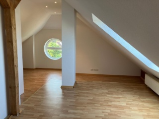 Anzeigenbild: Schickes Loft Zimmer in schöner WG + Parkplatz in Top Lage wieder frei...