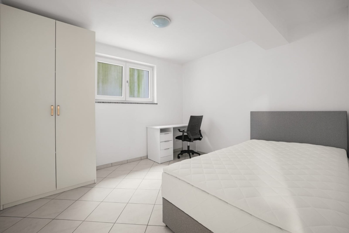 WG-Zimmer Garching Bergasternweg 22 - Möbliertes WG-Zimmer mit großem Fenster, Bett (140x200), Schreibtisch & Kleiderschrank