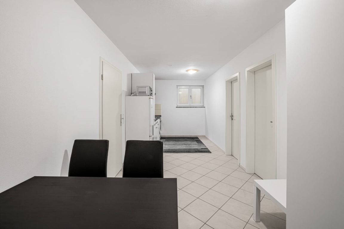 WG-Zimmer Garching Bergasternweg 22 - Weitere Ansicht des gemeinsamen Küchenbereichs mit Esstisch