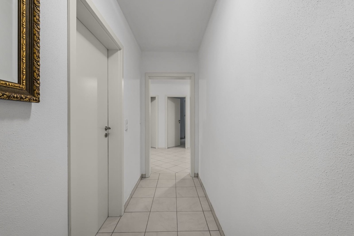 WG-Zimmer Garching Bergasternweg 22 - Flur mit Zugang zu den WG-Zimmern, Bad und Küche – alles gut erreichbar