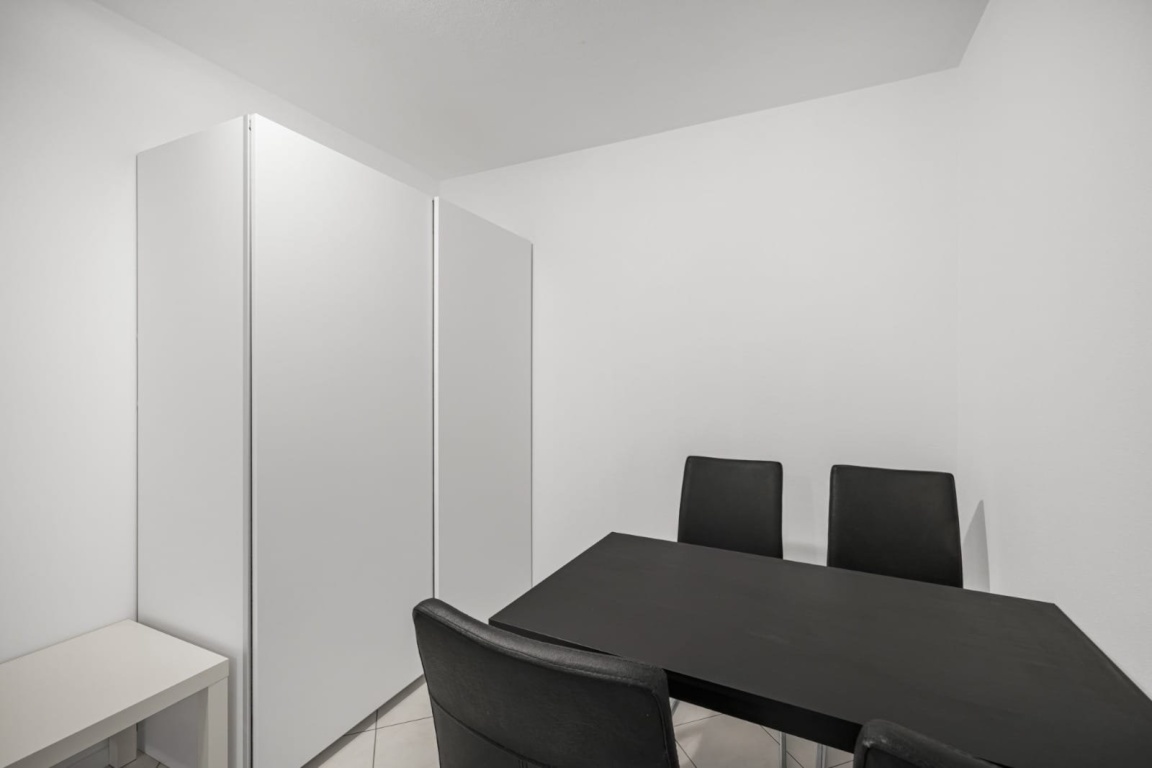 WG-Zimmer Garching Bergasternweg 22 - Gemeinsamer Ess- und Arbeitsbereich – ideal für WG-Austausch oder entspanntes Essen
