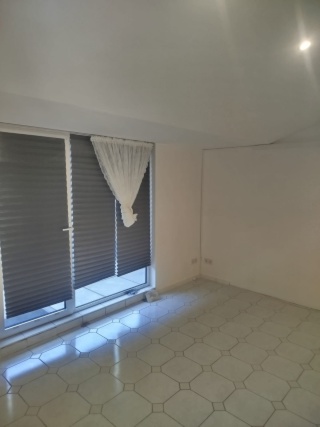 Anzeigenbild: großes Zimmer mit Balkon in großer, möblierter, klimatisierter Wohnung