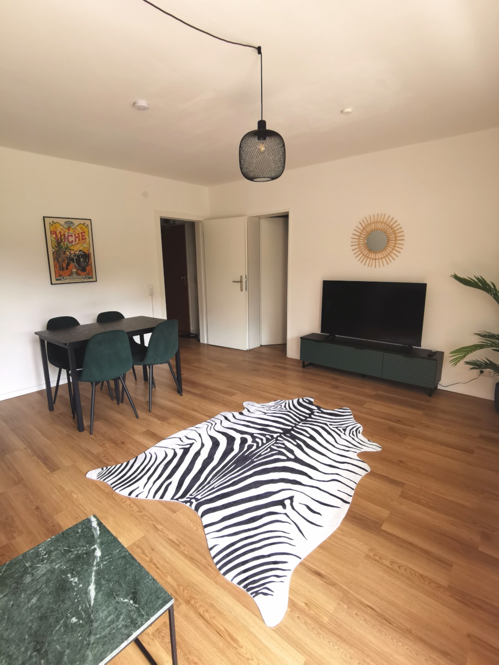 49qm modern möblierte 2-ZI-Whg || Düsseldorf-Pempelfort || super hell || riesen Balkon – Düsselthaler Straße 31, 40211 Düsseldorf Pempelfort – Vorschaubild 2