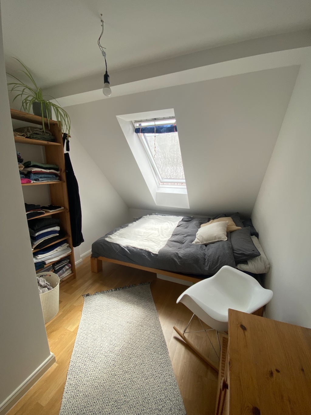 Schöne 2,5 Zi.-Dachgeschosswohnung mit Balkon, Nähe Rathaus Neukölln (3 Wochen) – Anzengruberstraße, 12043 Berlin Neukölln – Vorschaubild 3