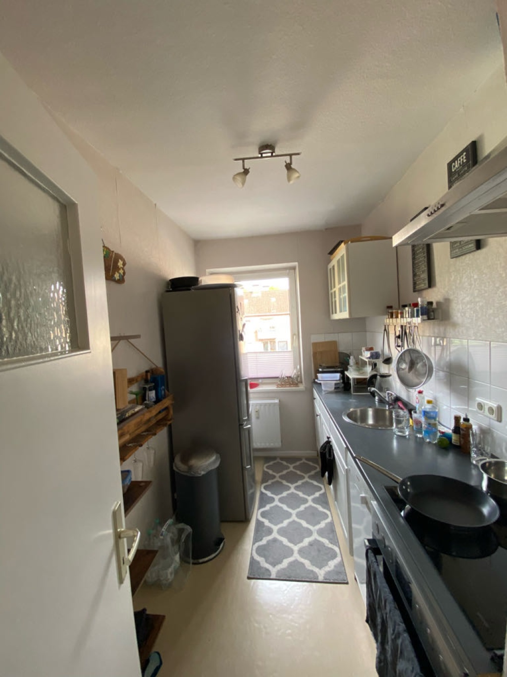 Flat Barmbek-Nord Lienhardstraße - Küche mit großem Kühlschrank, Geschirrspülmaschine und Herd