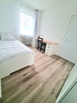 U3 U-Bahn * In der Nähe LMU Campus Martinsreid * KVR Möglich * Geteiltes Zimmer in guter Lage in der Nähe der U-Bahn ( 1 Minute Fußweg) und alle Geschäfte WG-Zimmer in guter Lage in der Nähe der U-Bahn und alle Geschäfte