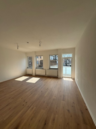 Anzeigenbild: Frisch saniert: 4-Zimmer-Wohnung mit Balkon und Gartenmitnutzung im 1. Obergeschoss (Whg.4)