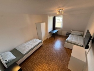 Anzeigenbild: Großes möbliertes Zimmer mit 2 Einzelbetten in Mülheim an der Ruhr – ideal für Freunde, Kollegen oder Einzelperson mit viel Platzbedarf