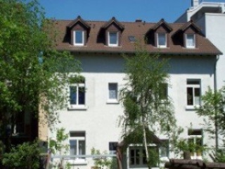 Ad image: Helles Zimmer 16qm in Studenten-WG mit gemeinsamer Küche, Wohnzimmer, Garten und kühlem Keller in Stadtmitte