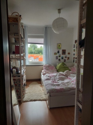 Anzeigenbild: Zwei Zimmer (ca. 16m² gesamt) in schöner 4-Zimmer-Wohnung mit Balkon