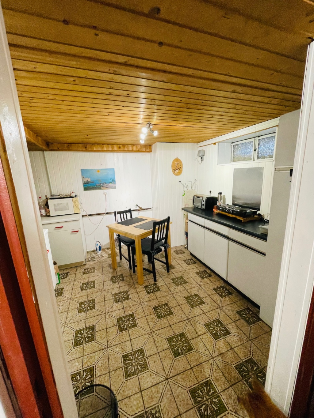 Souterrain Zimmer mit separater Küche und Badezimmer