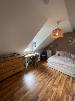 Anzeigenbild: Wunderschönes sonniges Zimmer in riesiger 4er Wg mit Wohnzimmer