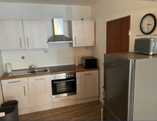 Anzeigenbild: Frei ab 01.11.2025  Möblierte 2-Zimmer Wohnung mit Balkon (Nähe Universität, UN-Campus, Posttower, GIZ, WCCB). Von privat.