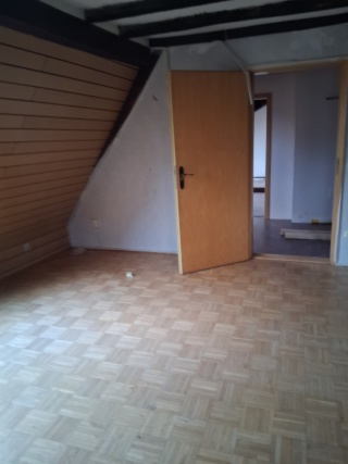 Anzeigenbild: 2 Zimmer in Wohngemeinschaft zu vermieten. Küche und Bad werden gemeinschaftliche genutzt.Ebenfalls wird ein kleiner Hinterhof mit Sitzgelegenheit gemeinschaftliche genutzt