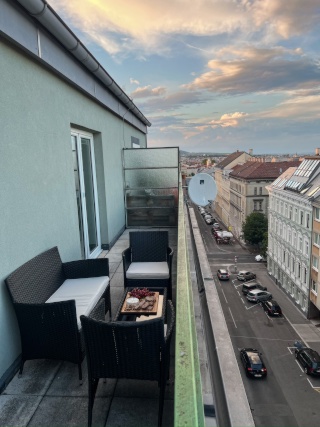 Anzeigenbild: Urbane, gut schallisolierte Oase mit Skyline-Blick & 12 m² Privatterrasse, perfekt für Musik und Sport