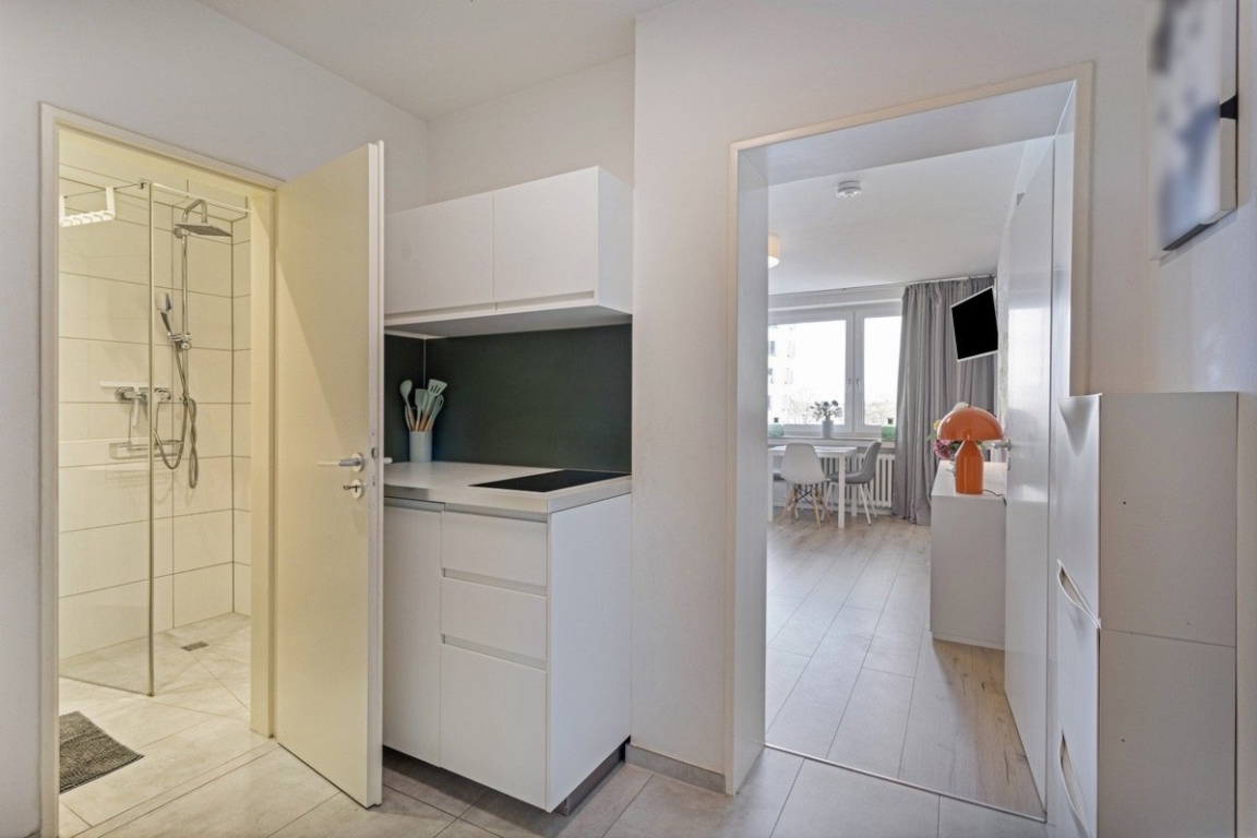 Apartamento Hafen Brückenstraße 16 - Blick aus der Küche ins Bad 1.2