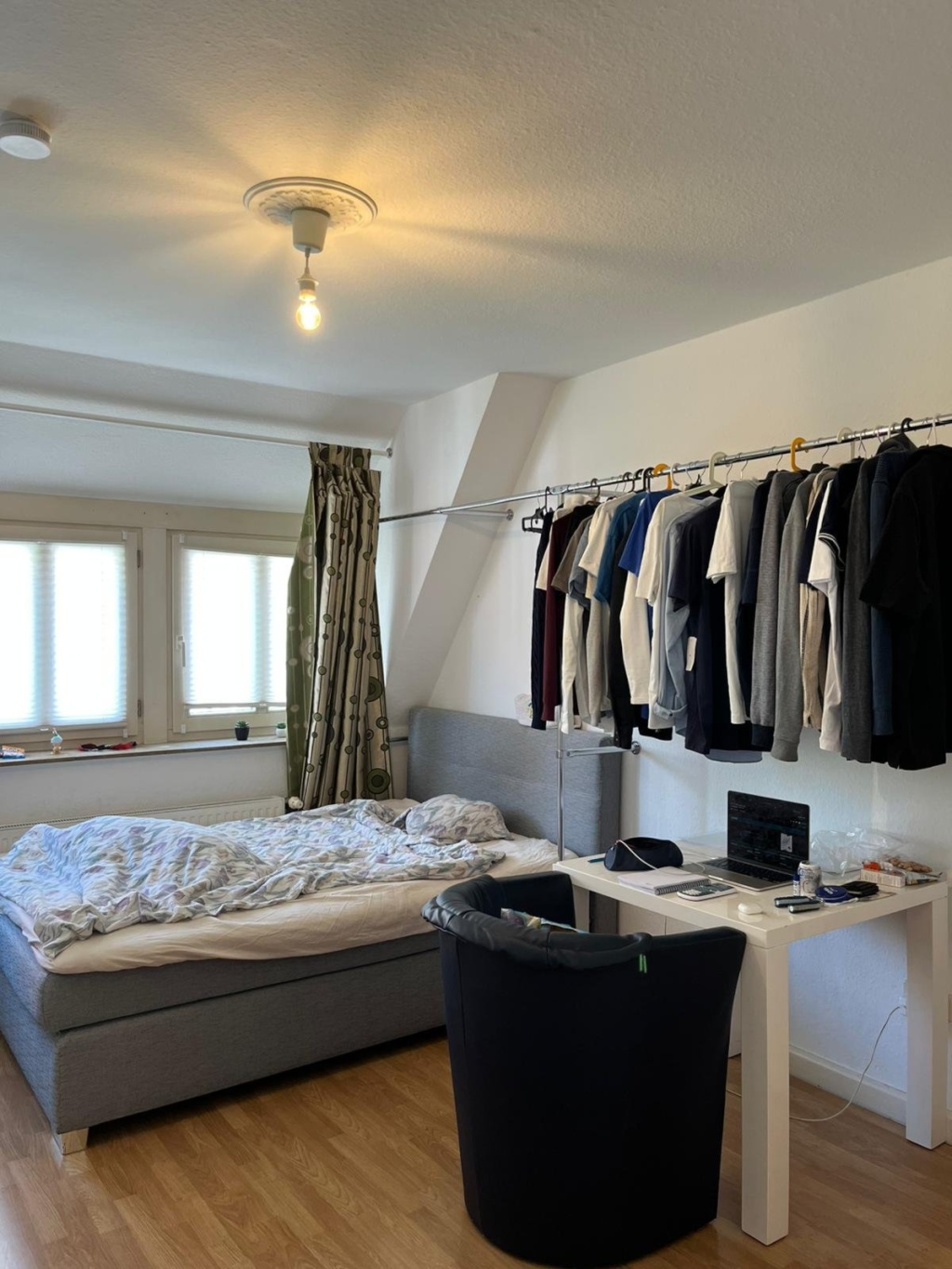 Habitación en WG Centrum Frauenstrasse - großes Zimmer mit großem Bett