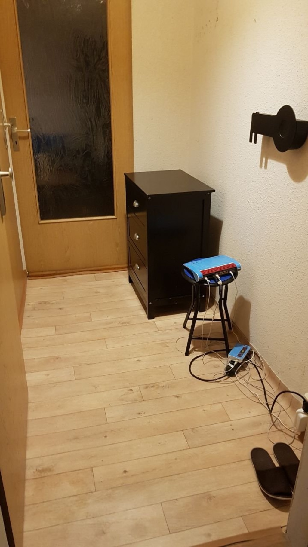 Ein Zimmer möblierte Wohnung mit Bad und Küche in ruhiger und ruhiger Lage One room furnished apartment with bathroom and Kitchen in quiet and calm place
