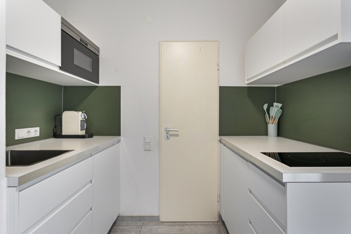 Apartamento Hafen Brückenstraße 16 - Blick aus der Küche ins Bad 1.1