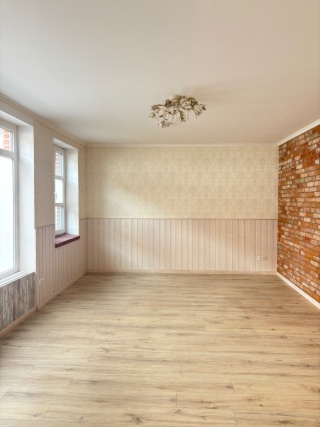 Anzeigenbild: Biete 3-Zimmerwohnung mit 2 Bädern und Küche