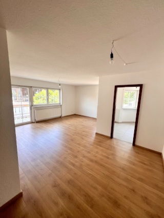 Anzeigenbild: Frisch Renovierte 2-Zimmer-Wohnung mit maßgefertigter Einbauküche