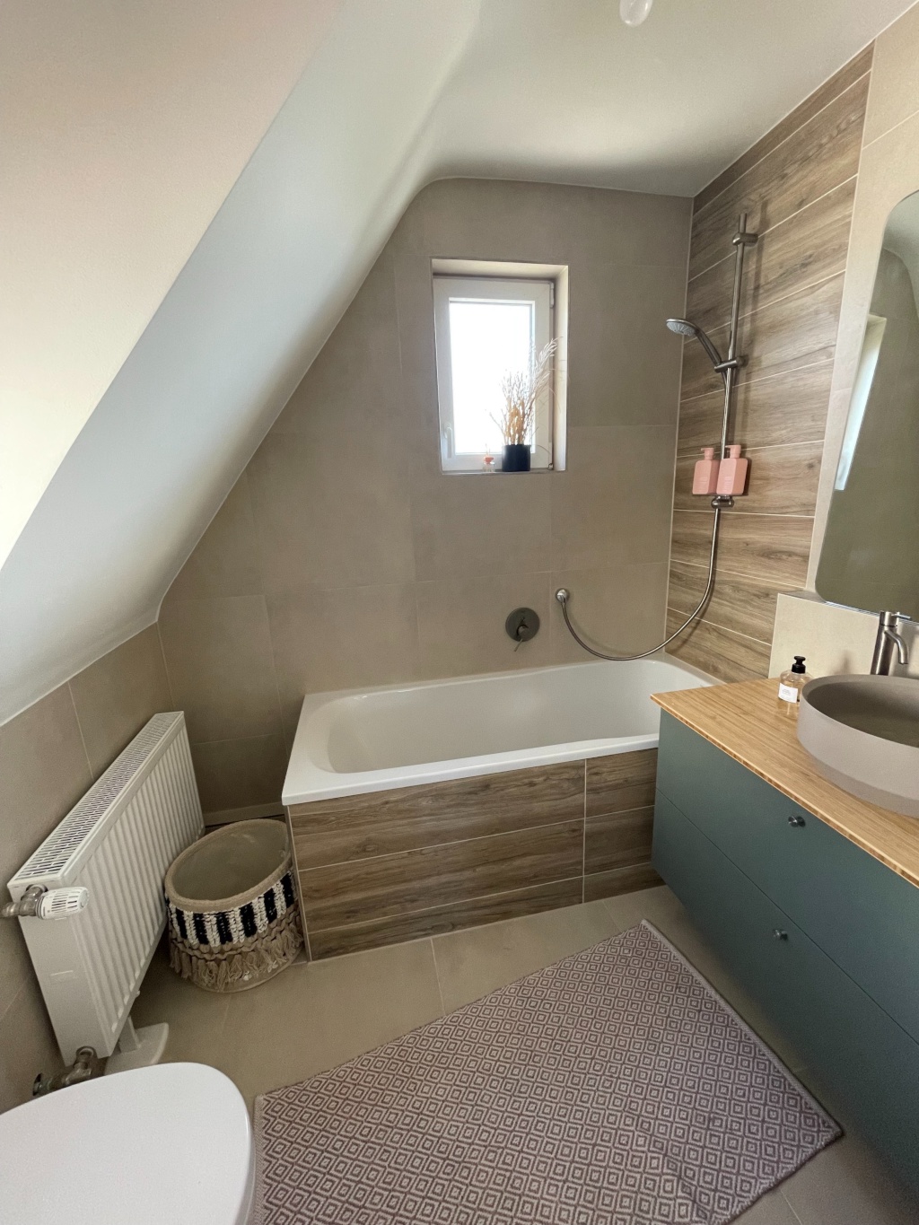 WG-Zimmer Waldheim Am Klingenrain 13 - Bathroom with natural light and a bath