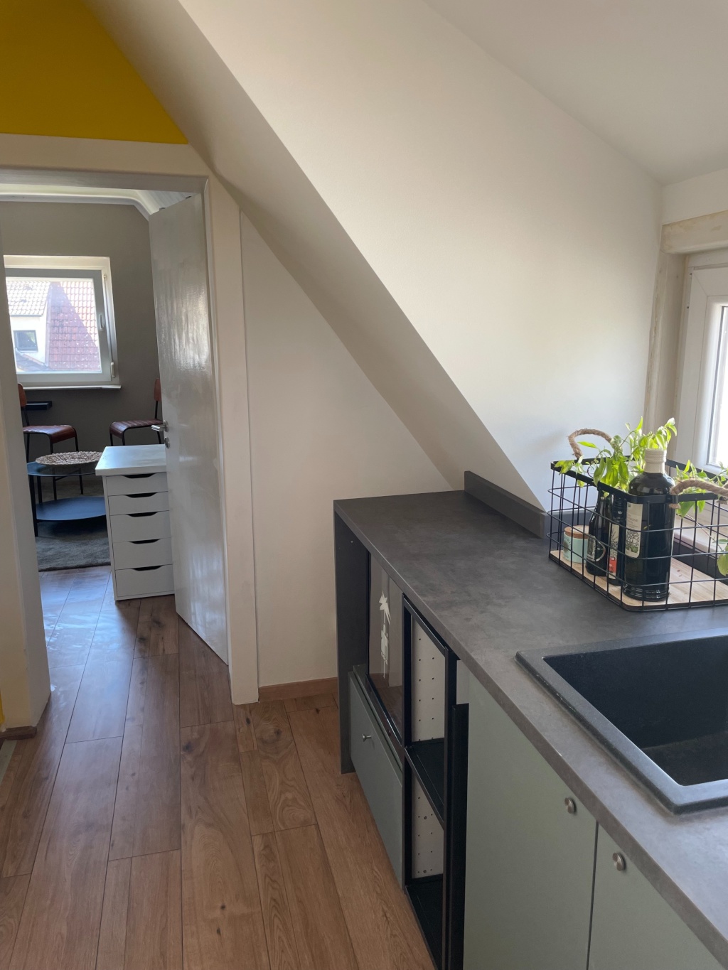 WG-Zimmer Waldheim Am Klingenrain 13 - Bright kitchen area with 2 windows