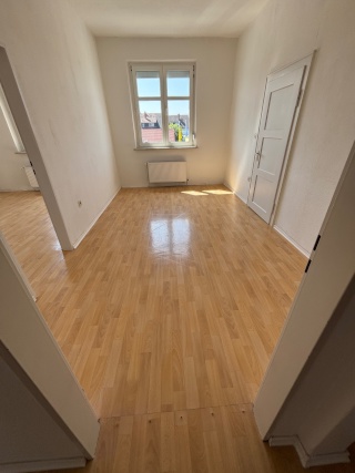 Anzeigenbild: Sehr geräumige 4-Zimmer WG-Wohnung / Top Verkehrsanbindung