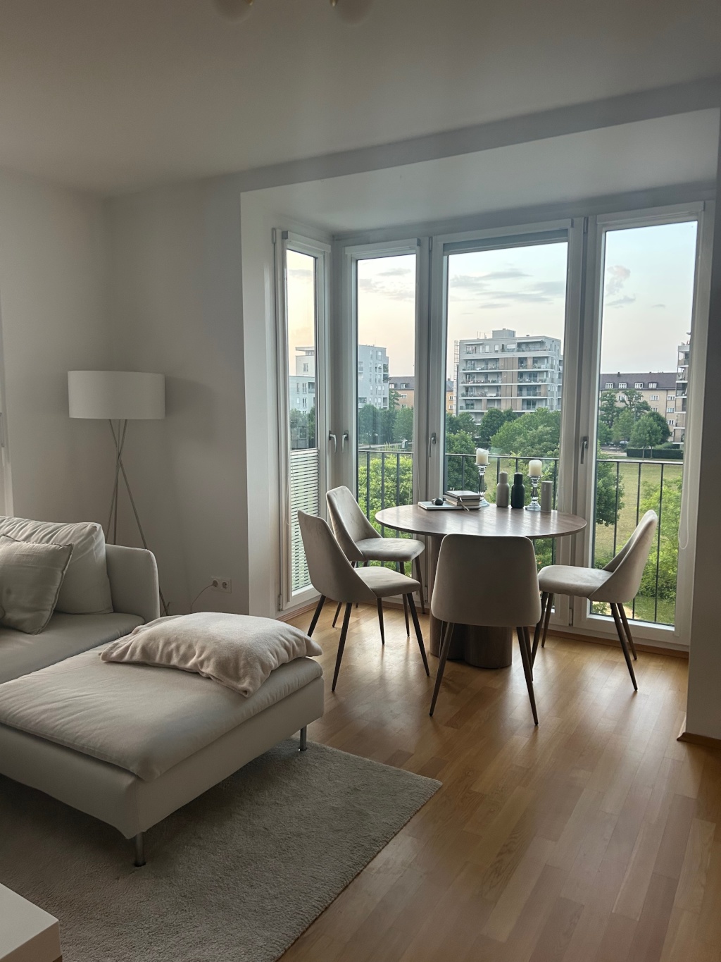 Untermiete für 3 Monate: Moderne 2 Zi-Wohnung mit Balkon in zentraler Lage – Weißenseestraße 124, 81539 München Obergiesing – Vorschaubild 2