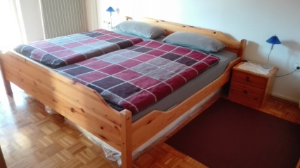 Anzeigenbild: Schönes Balkonzimmer mit Doppelbett in einer ruhigen und saubergeführten Wohngemeinschaft in Kitzingen zu vermieten.
