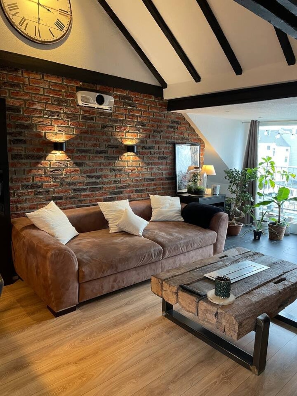 Stilvolle 2-Zimmer-Dachgeschosswohnung mit zwei Balkonen – 40211 Düsseldorf Stadtmitte – Bild 1 von 12
