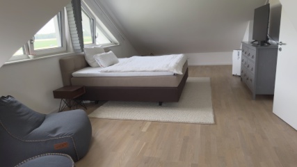 Anzeigenbild: Helles, klimatisiertes Dachgeschoss-Studio mit Giebelfenster in moderner Doppelhaushälfte – Brunnthal (Nähe München)