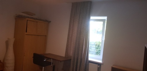 Anzeigenbild: Möbliertes Schlafzimmer in einer BIG Wohnung - wie in einer AirBnB zu leben. Super Lage. Datenschutz, Quiet & Clean. 3-Zimmer-Wohnung. Max Mieter 2