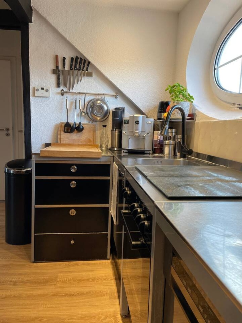 Stilvolle 2-Zimmer-Dachgeschosswohnung mit zwei Balkonen – 40211 Düsseldorf Stadtmitte – Vorschaubild 6