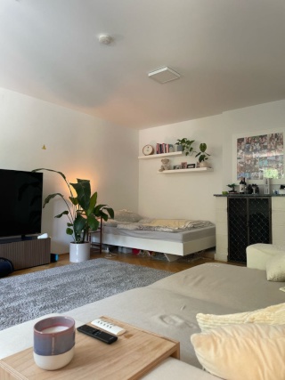 Anzeigenbild: Großes Zimmer in WG mit Sicht auf Schlossberg und Dachterrasse