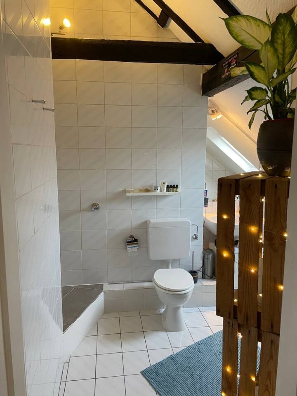 Stilvolle 2-Zimmer-Dachgeschosswohnung mit zwei Balkonen – 40211 Düsseldorf Stadtmitte – Vorschaubild 5