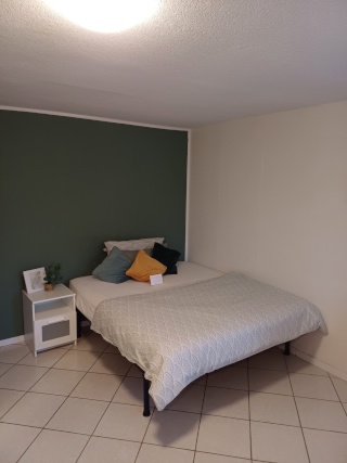 Anzeigenbild: Großes und helles Zimmer mit Doppelbett