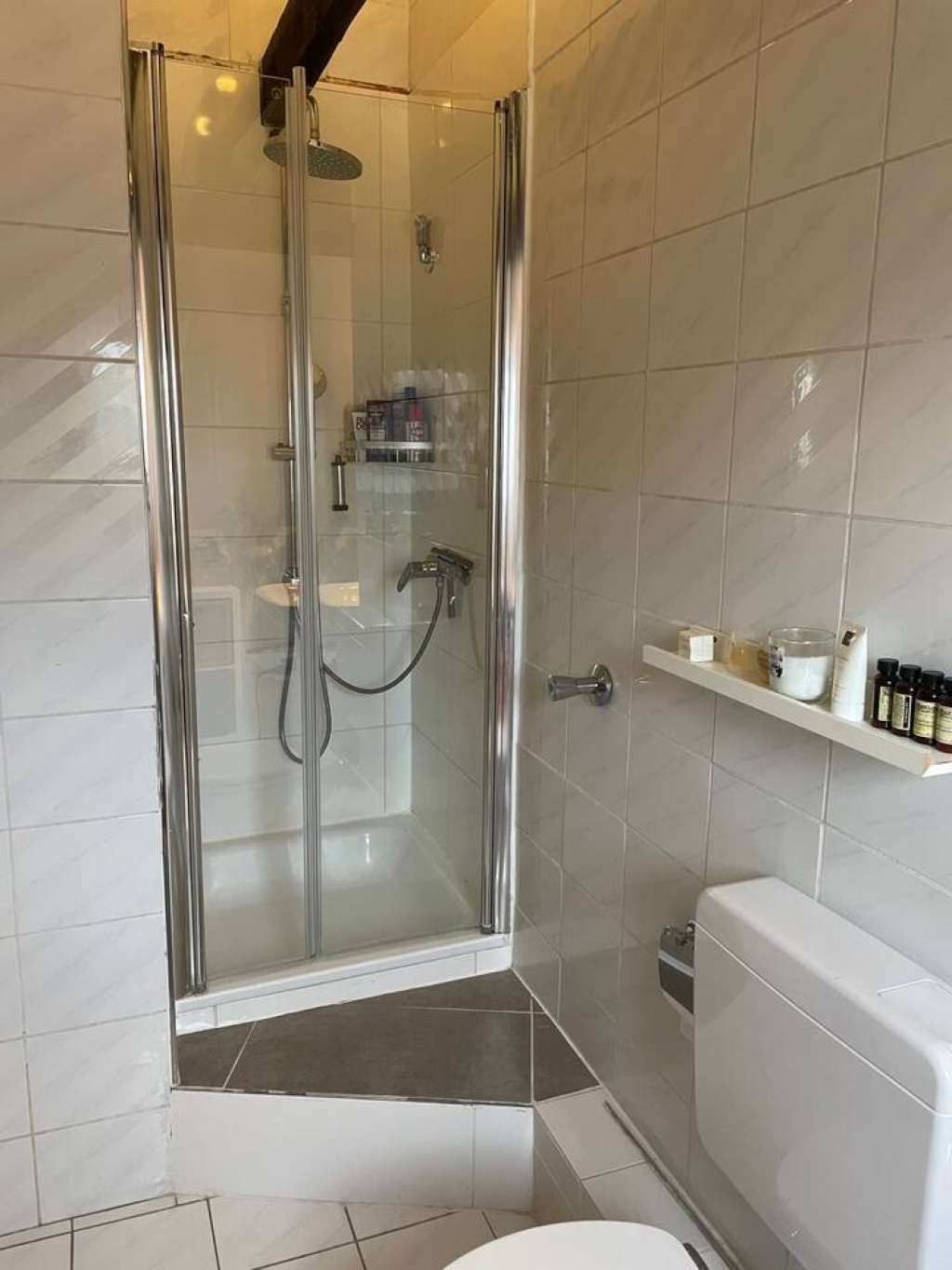 Stilvolle 2-Zimmer-Dachgeschosswohnung mit zwei Balkonen – 40211 Düsseldorf Stadtmitte – Vorschaubild 7