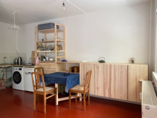 Anzeigenbild: Schöne, helle 2-Zimmer-Wohnung möbliert mit Küche, Balkon, Stellplatz