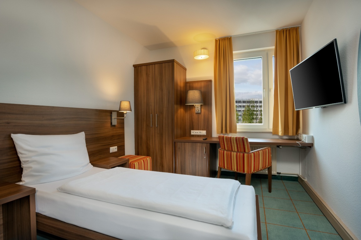 Ihr modernes Studentenzimmer in einem Hotel – eigenes Bad, WLAN, Fitnessraum, Parkplatz & mehr! Your modern student room in a hotel – private bathroom, Wi-Fi, gym, parking & more!