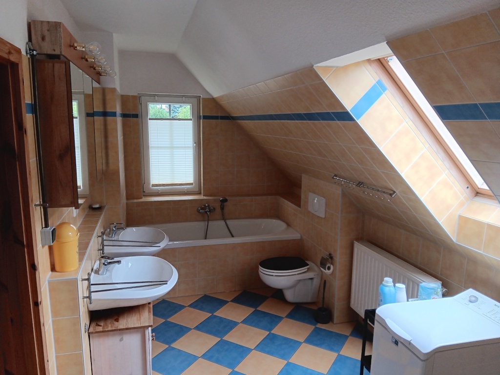 WG-Zimmer Friedrichshagen Rahnsdorfer Straße 46 - OG: Bad, eigene Oberschrankfächer,  Wanne, WM