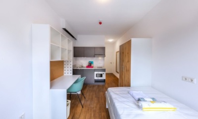 Ad image: A well-equipped and furnished room