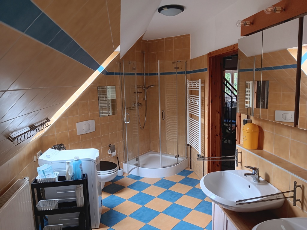 WG-Zimmer Friedrichshagen Rahnsdorfer Straße 46 - OG: Bad, Dusche, etliche Handtuchhaken