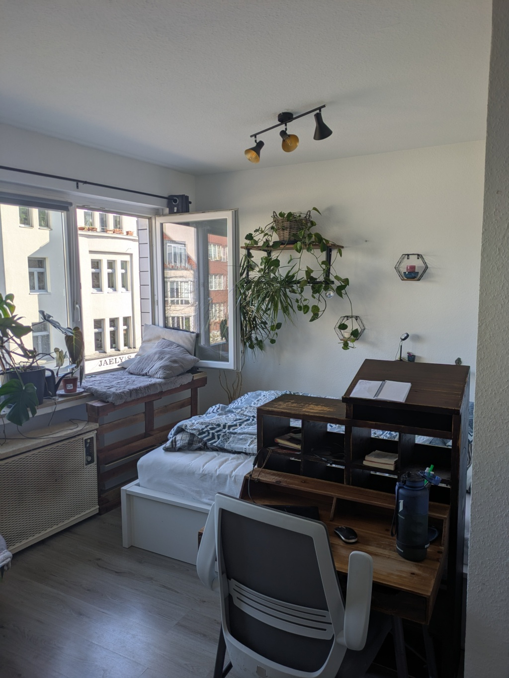 Perfekt für GAMESCOM* ZwiMi 1-Zimmer Wohnung im Herzen von Ehrenfeld *Teilmöbliert* zwischen 26.8. - 30.8.