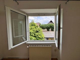 Anzeigenbild: Großes Zimmer zur Zwischenmiete in 3er-WG – zentral & ruhig gelegen